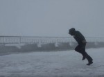 風速５０ｍの雪道で歩くと⇒　人間はこんなカタチになる！