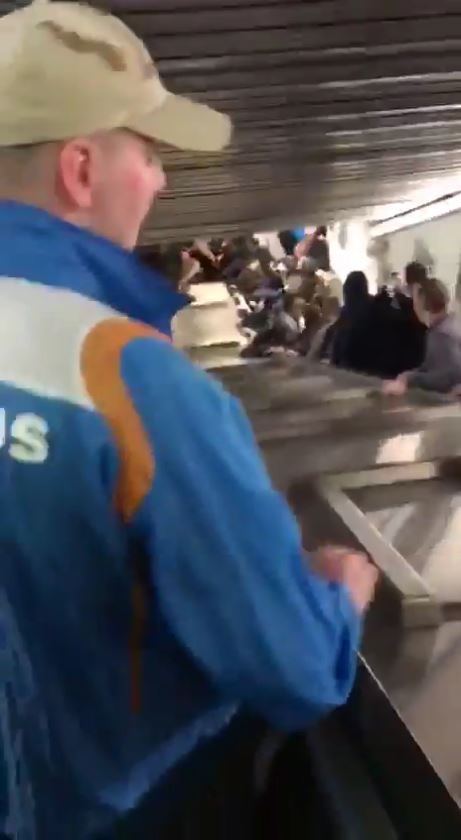 ローマの駅でエスカレーター