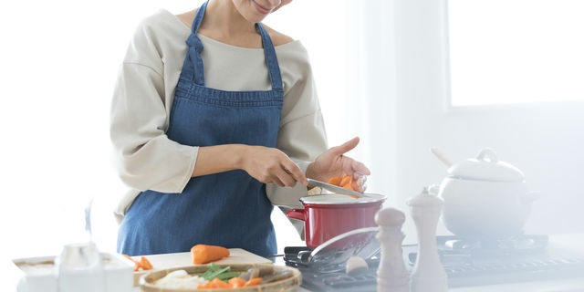 料理をする女性