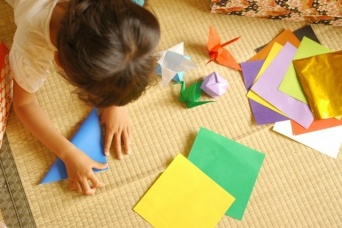 折り紙の代表はやっぱり鶴（画像はイメージ）