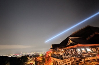 「京都滅亡5秒前だろ」　市街地に向け一閃の光...SFすぎる光景に10万人戦慄
