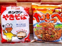 「ホンコンやきそば」（左）と「焼そばやきっぺ」（右）