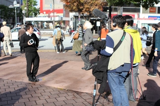 温度計片手にレポする某局のクルー