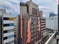 懐かしすぎる「ガラケー」フォルム　ビックカメラ池袋は「機種変更」せず、モバイル市場の進化を見つめ続ける