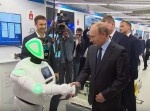 さすがプーチン！　ロシア大統領が“反抗ロボット”とガッチリ握手