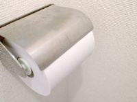 意見が分かれるトイレ問題！　おしりを拭くのは前から？　後ろから？