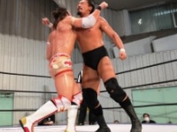 激しいラリアット合戦を展開する竹下幸之介と樋口和貞