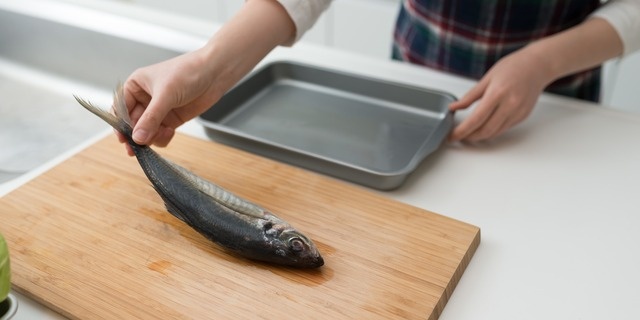 魚を調理する