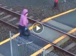 無謀すぎ！　警報機が鳴る踏み切りを強引に渡ろうとしたら列車が…