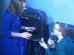 舞台上で彼女に告白したコメディアン！　あえなく玉砕…
