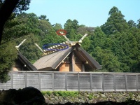 赤い部分が「千木」、青い部分が「鰹木」（wikimedia commons