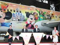 東京ディズニーリゾート®40 周年記念 特別塗装機「JAL Colorful Dreams Express」お披露目　機内はディズニーファンで一杯！