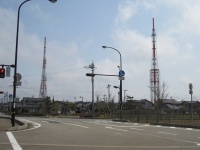 鉄塔のある金沢観音堂テレビジョン放送所（Hirorinmasaさん撮影、Wikimedia Commonsより