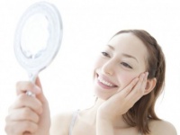 「シミ」や「シワ」よりも！　男性がチェックしている女性の肌とは……