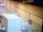 気の毒…！　２回連続でタイヤの直撃を食らってしまう男性。