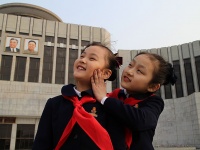 北朝鮮政府が演出した「庶民の日常生活」を暴く、ドキュメンタリー作『太陽の下で　真実の北朝鮮』予告解禁