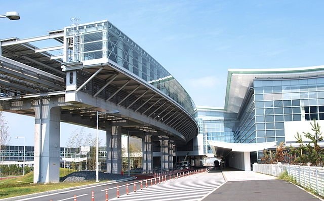 羽田空港国際線ビル駅のホーム(AD Trainさん撮影、Wikimedia Commonsより)