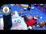 ミスれば大惨事！　目隠しをつけてハンマーを振り下ろす男性…