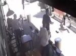ナイス対応！　カフェスタッフが椅子を投げて泥棒の逃亡を阻止！(6/30)