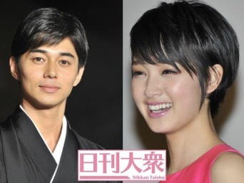 東出昌大（左）、剛力彩芽