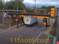 屋根が見事に薄くスライスされたよ！「缶切り橋」で削られた宅配トラック