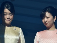 秋篠宮家の眞子さま（左）と佳子さま（写真：AFP/アフロ）