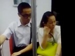 電車の中での「チラ見」はバレている！？　衝撃の情けない動画