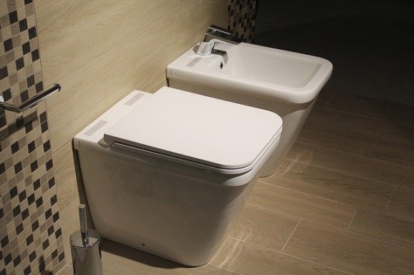 wc-1284608_640_e
