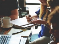 ココを抑えたら人生バラ色!?　先輩社員との付き合いがうまく行く4つのコツ！