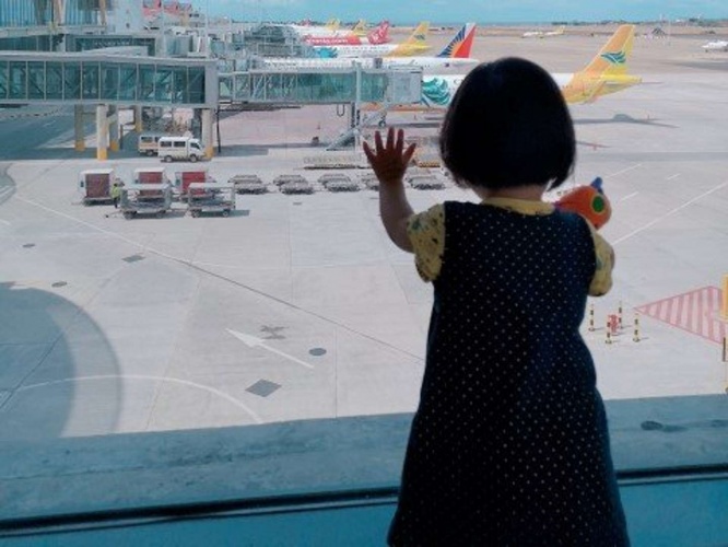 長女は飛行機に夢中に（画像はイメージ）