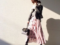甘辛ミックスは、ライダース×花柄スカートを組み合わせて。同期と渋谷のカフェでしゃべくり　＃東京365日コーデ