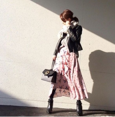 甘辛ミックスは、ライダース×花柄スカートを組み合わせて。同期と渋谷のカフェでしゃべくり　＃東京365日コーデ