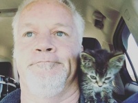 ヒゲメンと猫に新たなる伝説が。寒さに震えていた野良の子猫、ヒゲメンの肩を安住の地に設定（アメリカ）