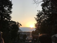 宮地嶽神社の参道と夕陽（「そらみみ」さん撮影、Wikimedia Commons