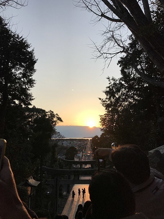 宮地嶽神社の参道と夕陽（「そらみみ」さん撮影、Wikimedia Commons