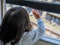 「飛び乗った電車の窓から見えた、呆然とした顔の父と母。幼い私は不安のあまり、とうとう車内で...」(兵庫県・30代女性)