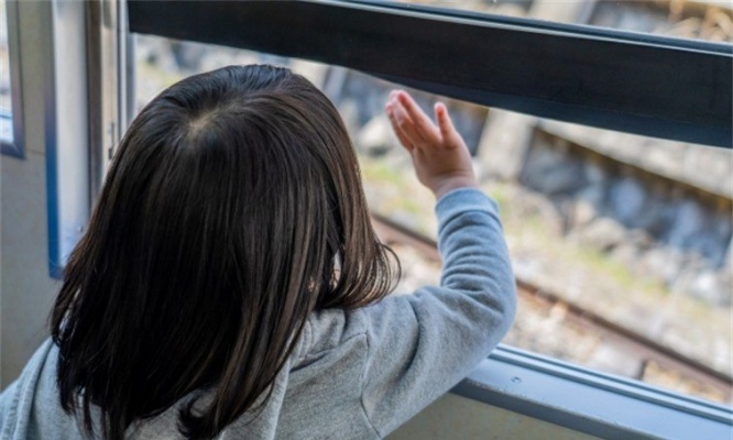 「飛び乗った電車の窓から見えた、呆然とした顔の父と母。幼い私は不安のあまり、とうとう車内で...」(兵庫県・30代女性)