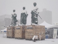 こんな姿、めったに見られんぜよ！　高知で記録的積雪、坂本龍馬も雪まみれ