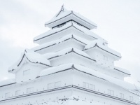 大寒波が「変身」させた会津若松城に24万人感動　赤瓦が真白に染まり...「こんなに荘厳な姿は初めて見た」