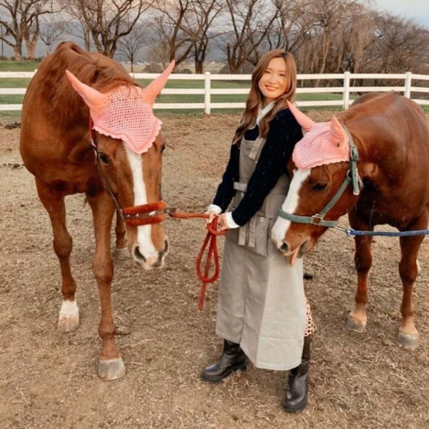 紗栄子、2頭の馬と戯れる姿に大反響「オソロ可愛い」「可愛く撮れてる」