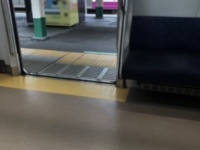 「すいてる電車で隣に座ってきた男性客。私の足を押さえつけ、携帯電話をポケットに何度も出し入れすることで...」（東京都・30代女性）