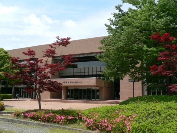 全国ツアーはなかなか来てくれない？　山梨県立県民文化ホール（Kaidogさん撮影、Wikimedia Commons