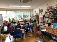 フリースペースえんの子どもたちは話したり、楽器を弾いたり、ランチの準備をしたり、思い思いに過ごす