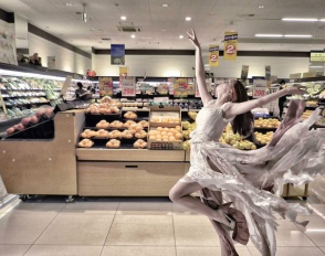 不仲の聖子への当てつけ？神田沙也加が父・正輝との親密作業を意味深な