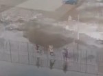 子供って… 水たまりを避けるため◯◯を通って登校する小学生たち