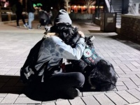 「この犬のおかげで生きていられる」飼い主の症状をいち早く察知し、全身全霊で支えてくれる介助犬