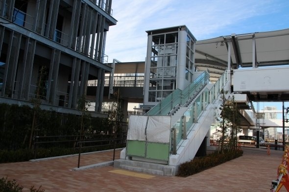 地上側出入り口もこんな感じで封鎖中