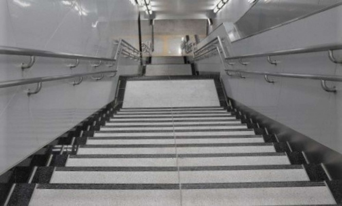 男は階段を駆けおりると...