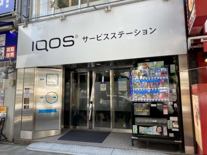 1階では紙巻たばこが吸える。2階には、アイコススペースも