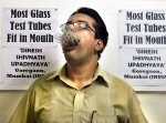 【インド】驚異のビッグマウス男！　４８個のギネス記録を持つ
